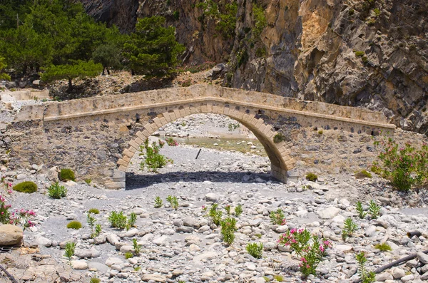 Old stony bridge in Samaria Gorge, Crete — Stock Photo, Image