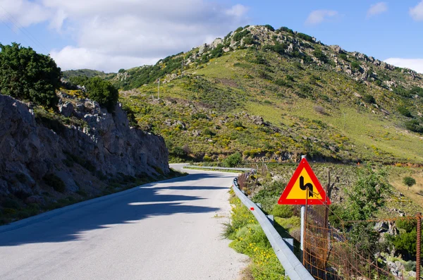 Estrada nas colinas na ilha de Creta, Grécia — Fotografia de Stock