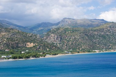 Dağların üzerinden denizin adada Crete, Yunanistan