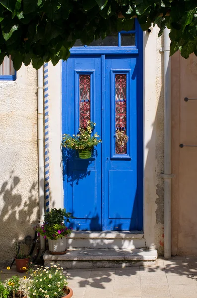 Голубая дверь в натуральной растительной раме — стоковое фото