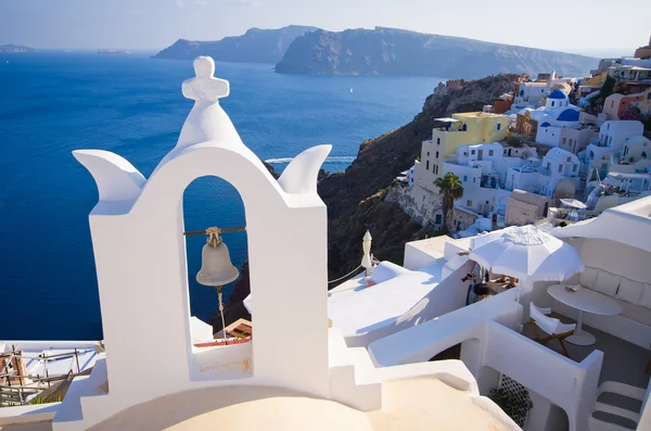 Campana en Oia en la isla de Santorini, Grecia — Foto de Stock