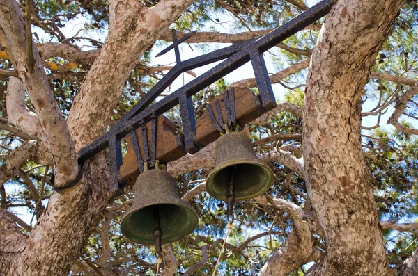 Campanas en el claustro de Moni Preveli en la isla de Creta, Grecia — Foto de Stock