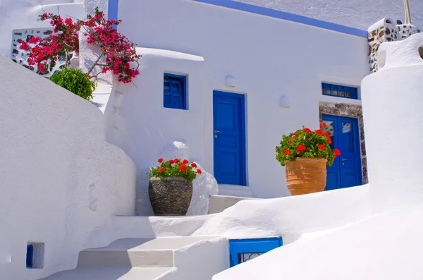 Typowy podwórku na wyspie Santorini, Grecja — Zdjęcie stockowe