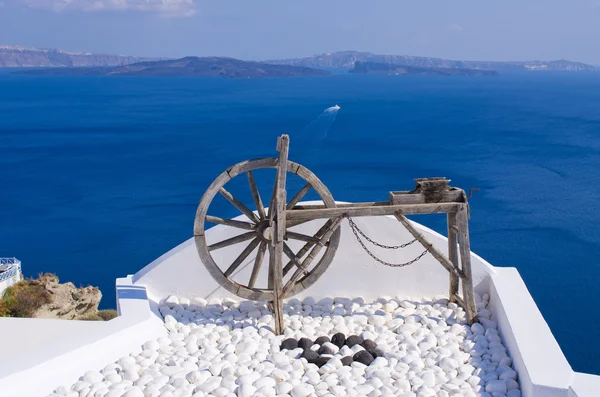 Houten wiel op Santorini eiland, Griekenland — Stockfoto