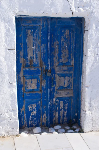 Старая голубая дверь на острове Санторини, Греция — стоковое фото