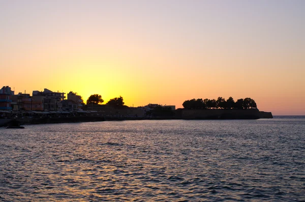 Pôr do sol sobre a cidade de Chania - Creta, Grécia — Fotografia de Stock