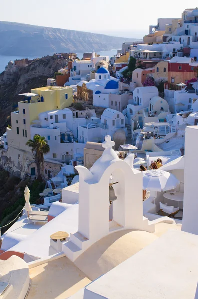 Campana en Oia en la isla de Santorini, Grecia — Foto de Stock