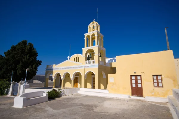 Kostel v městečku Oia na Santorini, Řecko — Stock fotografie