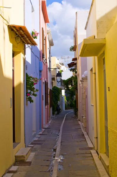 Úzká ulice v Rethymnonu, Kréta, Řecko — Stock fotografie