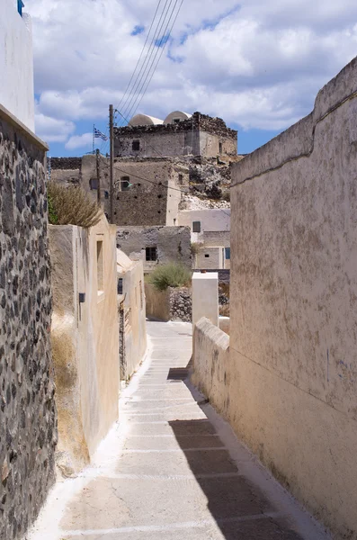 Enge straße auf der insel santorini, griechenland — Stockfoto