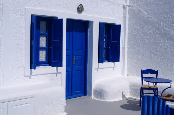 Porte et fenêtres bleues - île grecque — Photo