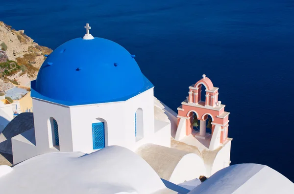 Famosa iglesia azul en la isla Santorini — Foto de Stock