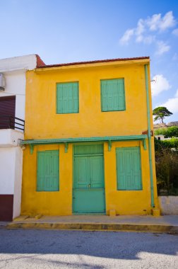 Yeşil kapı ve pencere sarı evde - Crete, Yunanistan