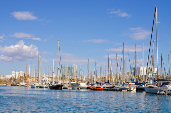 Марина с яхтами в Барселоне, Испания
