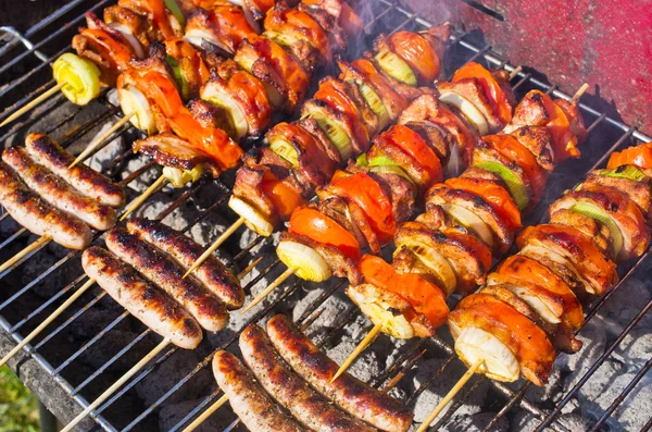 Skewers and sousages on the bbq — Stock Photo, Image