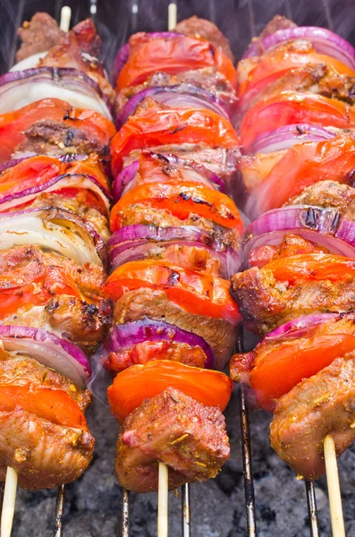 Вкусные шашлыки на барбекю — стоковое фото