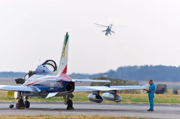 El personal está revisando el avión en Radom Airshow, Polonia — Foto de Stock