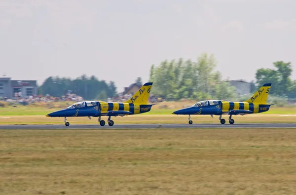 Formación de abejas bálticas en Radom Airshow, Polonia — Foto de Stock