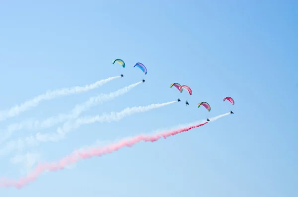 Paraşütler gösteri Radom Airshow, Polonya — Stok fotoğraf