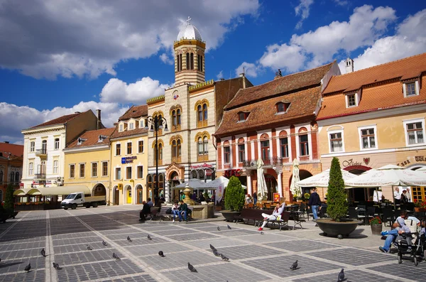 Zatłoczone miasta placu Brasov, Rumunia — Zdjęcie stockowe