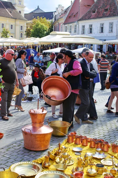 Gipsy vendiendo sus productos en la Pequeña Plaza de Sibiu — Foto de Stock
