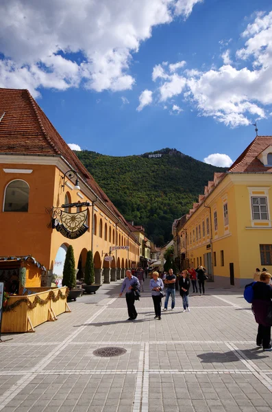 Přeplněný města náměstí Brašov, Rumunsko — Stock fotografie