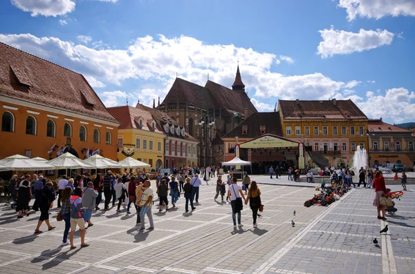 Plaza llena de gente de Brasov, Rumania — Foto de Stock