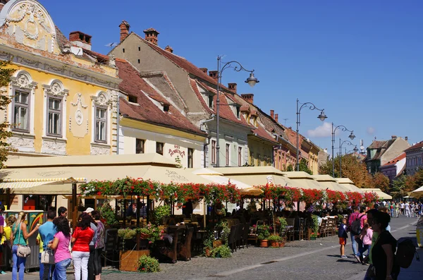 Rua principal lotada de Sibiu, Roménia — Fotografia de Stock