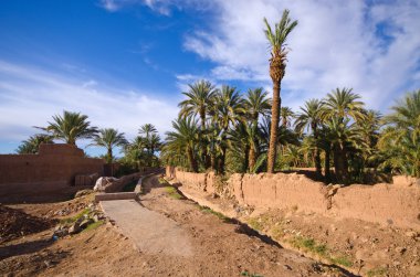 rij van twee verdiepingen tellende Wit flats