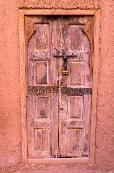 Puerta de madera en casa africana — Foto de Stock