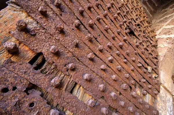 Puerta Madera Vieja Cubierta Por Metal Oxidado — Foto de Stock