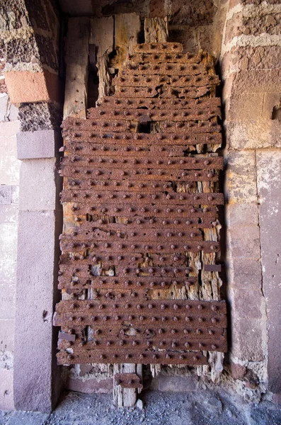 Puerta Madera Vieja Cubierta Por Metal Oxidado — Foto de Stock