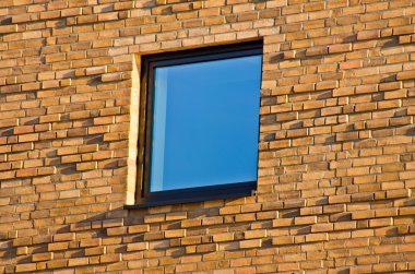 tuğla duvar içinde pencere eşiği