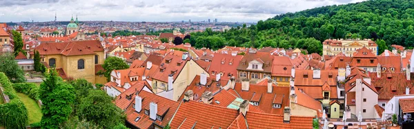 Красные крыши Праги - панорама, Чехия — стоковое фото