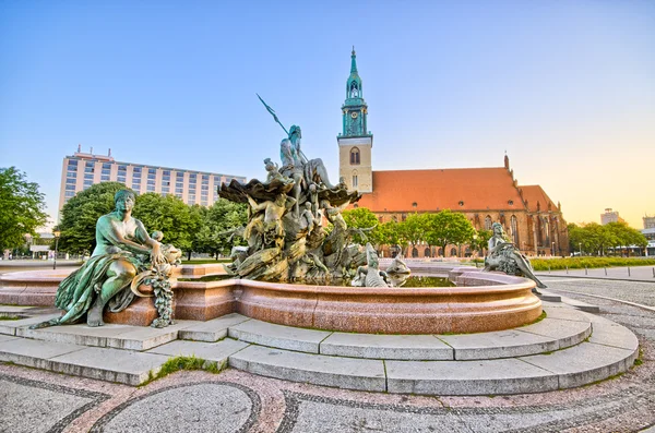 Famosa fuente en Alexanderplatz en Berlín, Alemania — Foto de Stock