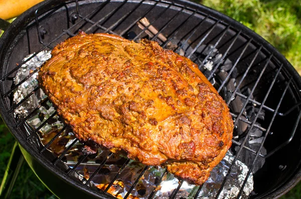 Großes Stück Fleisch auf dem Grill — Stockfoto