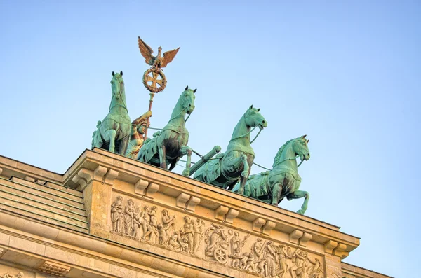 Estatua en la Puerta de Brandeburgo, Berlín, Alemania — Foto de Stock