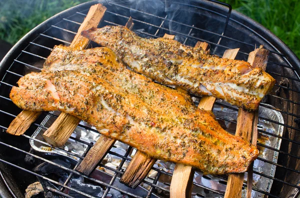 Filetti di salmone affumicati sul barbecue — Foto Stock