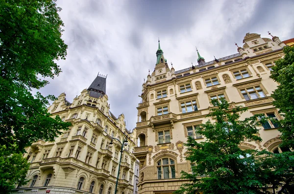 Antiga casa de arrendamento com céu dramático em Praga - República Checa — Fotografia de Stock