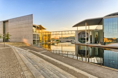 Rıhtımlar üzerinde reichstag arka bahçesinde, berlin, Almanya