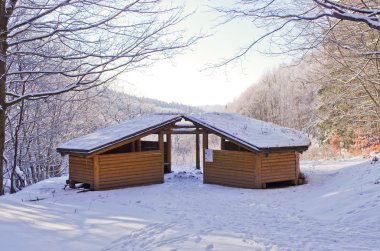 kar ile kaplı barınak