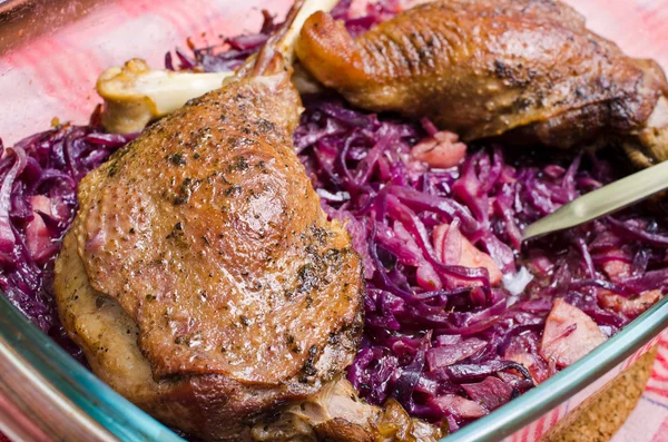 Goose legs baked on red cabbage — Stock Photo, Image