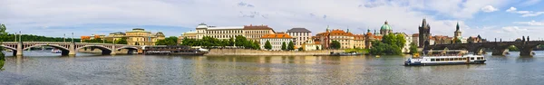 在伏尔塔瓦河在布拉格，捷克瑕疵的全景视图 — 图库照片