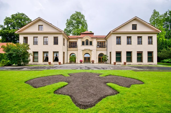 정원이 hradcany-프라하, 체코 공화국에 있는 작은 궁전 — 스톡 사진