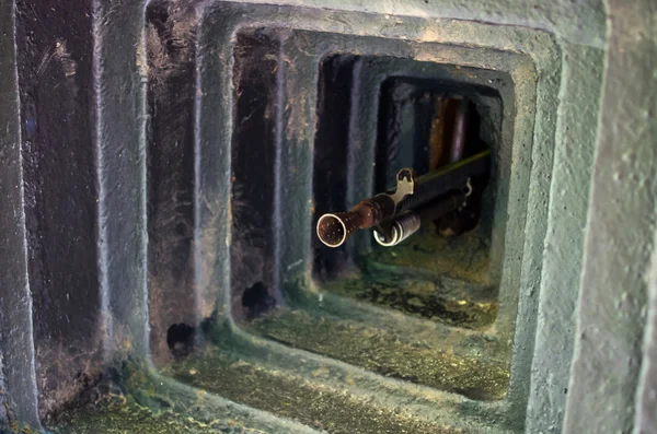 火炮身管的地下室 — 图库照片