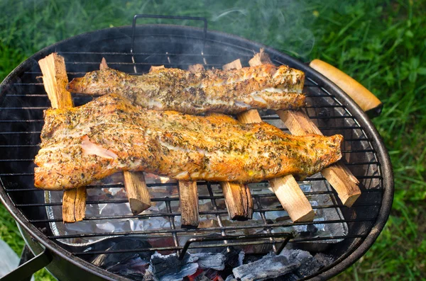 Filetti di salmone affumicati sul barbecue — Foto Stock