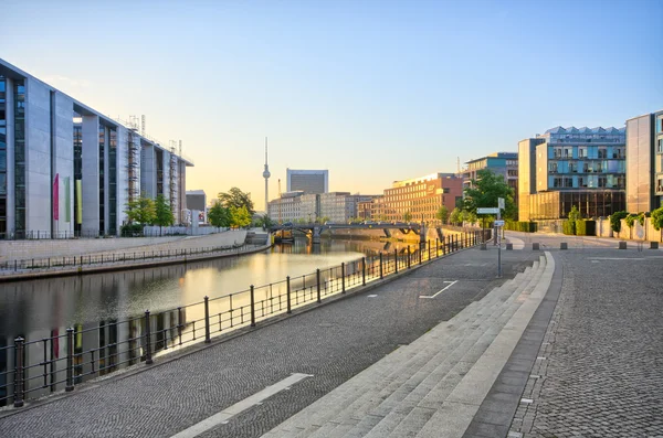 Waterfront am Reichstagshinterhof, Berlin, Deutschland — Stockfoto