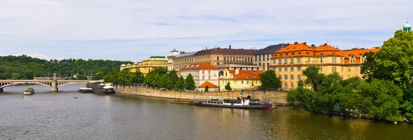Vista panorâmica sobre Vltava em Praga, República Checa — Fotografia de Stock