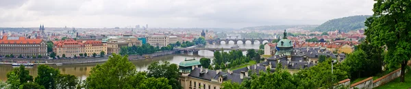 Panorama de Praga hecho de colinas de Hradthe, República Checa — Foto de Stock