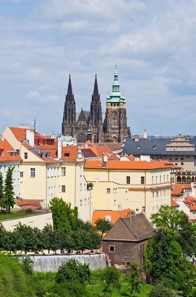 捷克布拉格城堡山上的大教堂 — 图库照片